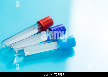 La photo en gros plan de flacons de médicaments pour les échantillons suivant pour ordinateur et tablette clavier de l'ordinateur à l'hôpital ou en laboratoire Banque D'Images
