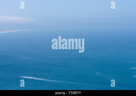 Motor Yacht plusieur bateaux dans l'océan calme près de la côte birds eye view Banque D'Images