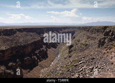 La Rio Grande River traverse le Rio Grande Gorge au sud de la route 64 près de El Prado, Nouveau Mexique. La gorge fait partie du Rio Grande del ni Banque D'Images