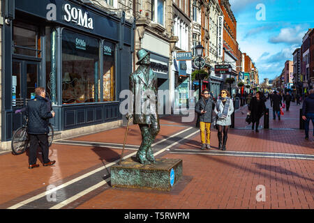 Dublin, Irlande - mars 2019. Statue de James Joyce illustrant la célèbre 20e siècle poète et romancier irlandais connu pour son travail "Ulysse" à Dublin. Banque D'Images