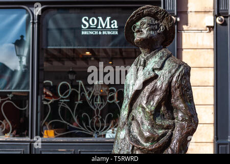 Dublin, Irlande - mars 2019. Statue de James Joyce illustrant la célèbre 20e siècle poète et romancier irlandais connu pour son travail "Ulysse" à Dublin. Banque D'Images