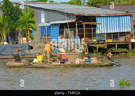 Phong Dien, Vietnam - 31 décembre 2017. Les vendeurs locaux sur la rivière à la Marché Flottant Phong Dien près de Can Tho dans le Delta du Mékong Banque D'Images