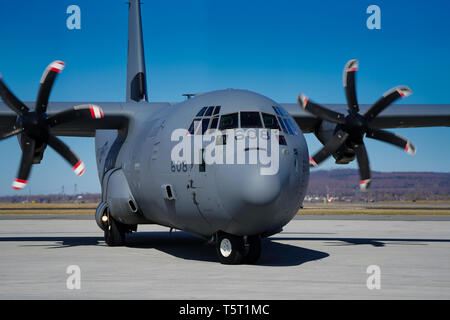 Montréal, Canada, Avril 22, 2019 Les Forces armées canadiennes.avion de transport Hercules sur la piste.Québec,Canada.Credit:Mario Beauregard/Alamy Live News Banque D'Images