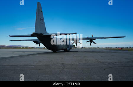 Montréal, Canada, Avril 22, 2019 Les Forces armées canadiennes.avion de transport Hercules sur la piste.Québec,Canada.Credit:Mario Beauregard/Alamy Live News Banque D'Images