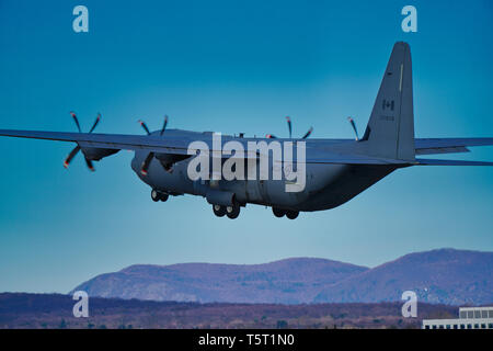 Montréal, Canada, Avril 22, 2019.Forces armées canadiennes de transport Hercules avion au décollage. Québec,Canada.Credit:Mario Beauregard/Alamy Live News Banque D'Images