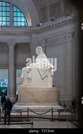 Statue de Ben Franklin à l'Institut Franklin, un musée des sciences dans le centre-ville de Philadelphie Banque D'Images