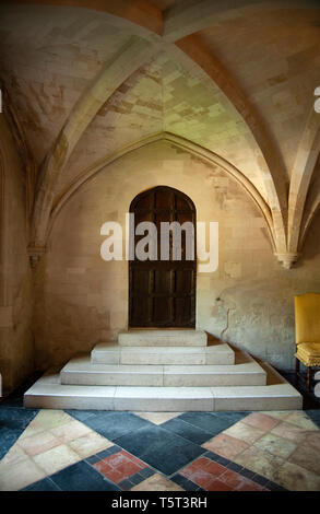 Des marches en pierre et une porte en bois dans la salle à manger médiévale à l'abbaye d'Anglesey, Lode, Cambridgeshire. Il a fait partie de l'original prieuré augustinien. Banque D'Images