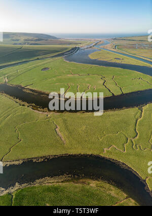 Beau panorama vertical drone aérien image paysage de rivière sinueuse en terrain marécageux au lever du soleil Banque D'Images