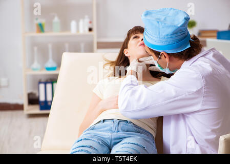 Jeune femme vister homme médecin oto-rhino-laryngologiste Banque D'Images