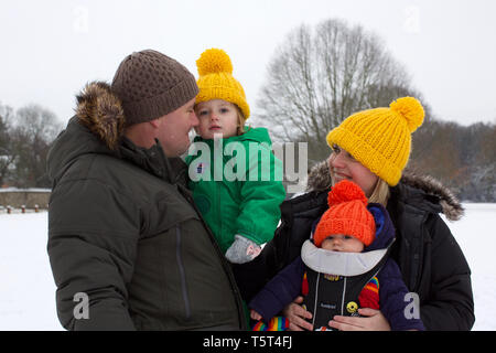 Portrait de famille dans la neige, UK Banque D'Images