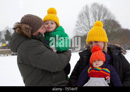 Portrait de famille dans la neige, UK Banque D'Images