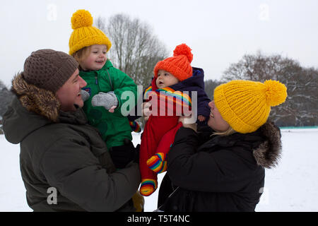 Portrait de famille dans la neige, UK Banque D'Images