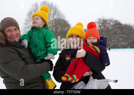 Portrait de famille dans la neige, UK Banque D'Images