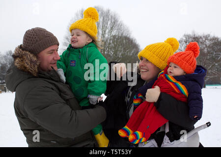 Portrait de famille dans la neige, UK Banque D'Images