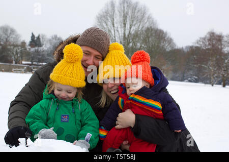 Portrait de famille dans la neige, UK Banque D'Images