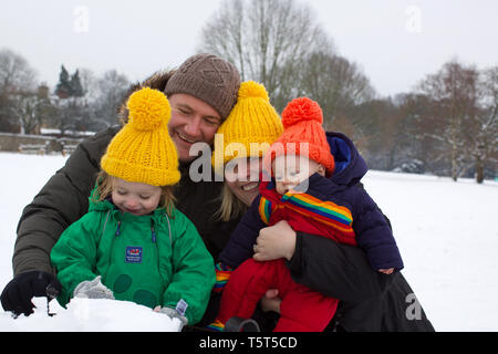 Portrait de famille dans la neige, UK Banque D'Images