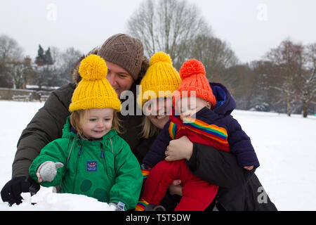 Portrait de famille dans la neige, UK Banque D'Images