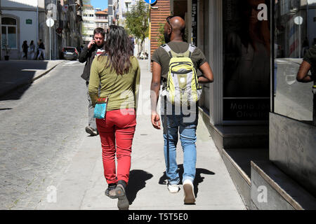 Jeune couple branché vue arrière de marche de Selina Hostel sur la Rua das Oliveiras dans la ville portugaise de Porto Porto Portugal Europe UE KATHY DEWITT Banque D'Images