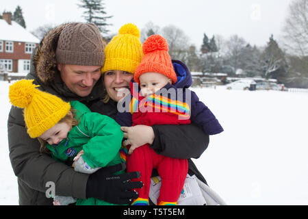 Portrait de famille dans la neige, UK Banque D'Images