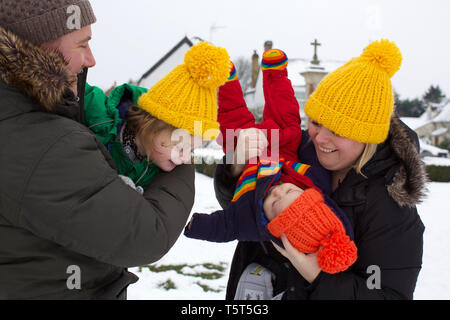 Portrait de famille dans la neige, UK Banque D'Images