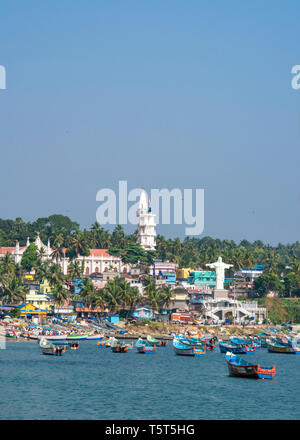 Vue verticale de bateaux de pêche colorés à Vizhinjam au Kerala, en Inde. Banque D'Images