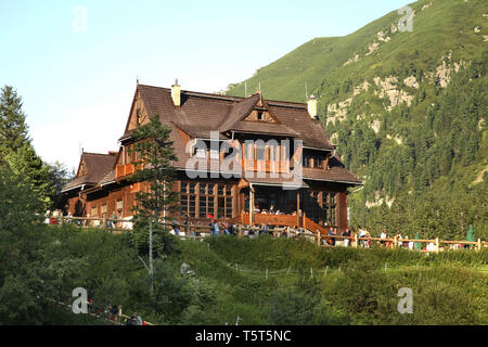 Abri sur l'Œil de la Mer (Morskie Oko) lac près de Zakopane. Pologne Banque D'Images