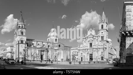 Acireale - Le Duomo (Maria Santissima Annunziata) et l'église Basilica dei Santi Pietro e Paolo au crépuscule. Banque D'Images