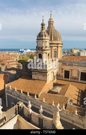 Catania - La Basilique di Sant'Agata et le port en arrière-plan. Banque D'Images