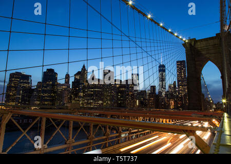 La ville de New York, USA - 04.13.2014 : des voitures à partir de Manhattan sur le pont de Brooklyn de nuit. Banque D'Images