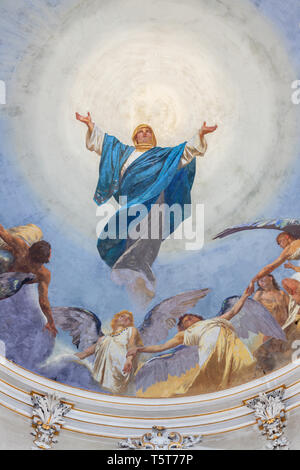 Catane, Italie - 6 avril 2018 : la fresque de l'Assomption de la Vierge Marie dans la basilique de l'Eglise Maria Santissima dell'Elemosina par Giuseppe Sciuti (1896). Banque D'Images