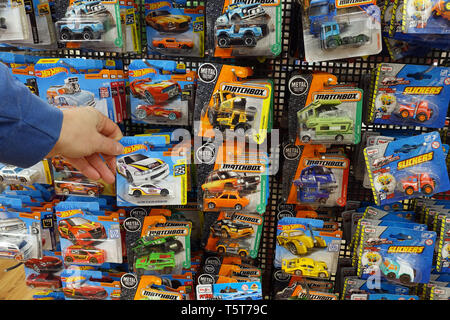 Voitures jouets moulé dans un blister dans un magasin. Banque D'Images