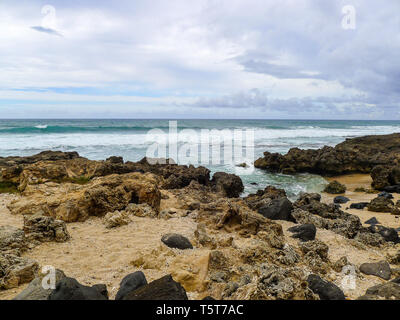 À la côte ouest d'Oahu, Hawaï avec de gros rochers à la plage. Banque D'Images