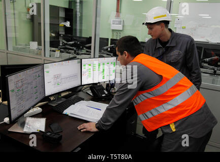 Visible à l'intérieur de travailleurs une salle de commande centrale de la nouvelle enceinte de confinement qui couvre la 4e bloc de la centrale nucléaire de Tchernobyl lors de l'anniversaire. Les Ukrainiens ont marqué le 33e anniversaire de la catastrophe de Tchernobyl. L'explosion du quatrième bloc de la centrale nucléaire de Tchernobyl le 26 avril 1986, est toujours considéré comme le plus grand accident de l'histoire de la production d'énergie nucléaire. Banque D'Images