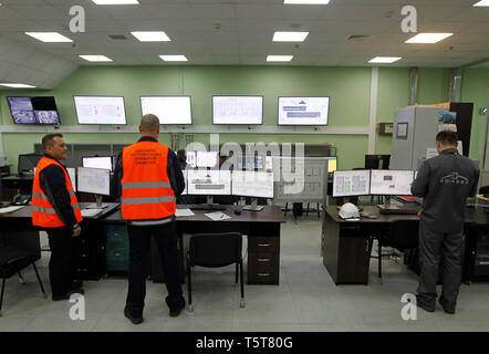 Visible à l'intérieur de travailleurs une salle de commande centrale de la nouvelle enceinte de confinement qui couvre la 4e bloc de la centrale nucléaire de Tchernobyl lors de l'anniversaire. Les Ukrainiens ont marqué le 33e anniversaire de la catastrophe de Tchernobyl. L'explosion du quatrième bloc de la centrale nucléaire de Tchernobyl le 26 avril 1986, est toujours considéré comme le plus grand accident de l'histoire de la production d'énergie nucléaire. Banque D'Images