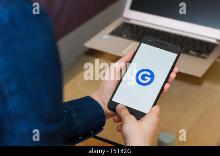 SAN FRANCISCO, États-Unis - 22 Avril 2019 : jusqu'à femme hands holding smartphone à l'aide de Google maintenant lancer l'application Launcher, San Francisco, Californie, Banque D'Images