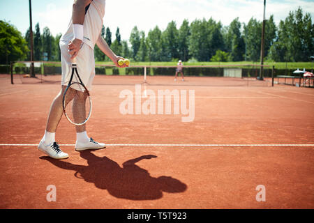 Joueur de tennis balles de tennis au service Banque D'Images