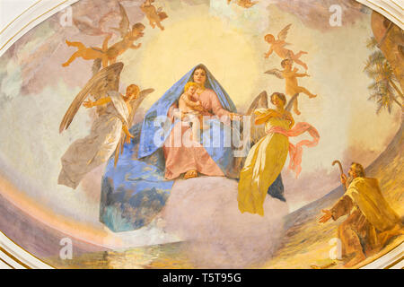 Catane, Italie - 7 avril 2018 : la fresque de Madonna à parmi les anges à l'église Santuario Madonna del Carmine par Natale Attanasio (1898). Banque D'Images