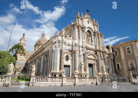 Catania - La Basilique di Sant'Agata et le port en arrière-plan. Banque D'Images