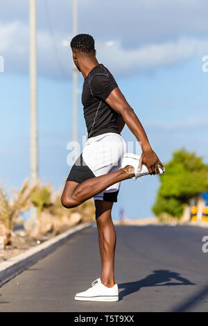 Black african american man stretching après le jogging en plein air Banque D'Images