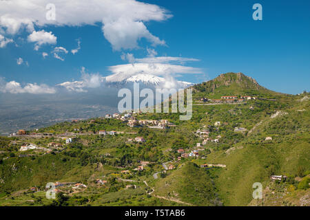 Taormina - le Mt. L'Etna au cours de la sicilienne. Banque D'Images