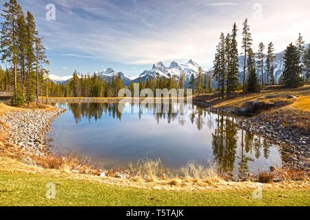 Vue pittoresque sur le paysage de Springtime Mountain Peaks Green Golf course Grassland, Blue Lake Canmore Alberta, Canadian Rockies Foothills Parc national Banff Banque D'Images