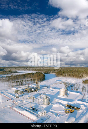 La construction industrielle. Industrie pétrolière. Montage de tuyauterie dans la taïga sibérienne. La station de transfert de gaz. Banque D'Images