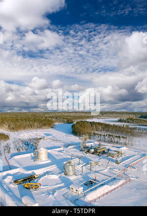 La construction industrielle. Industrie pétrolière. Montage de tuyauterie dans la taïga sibérienne. La station de transfert de gaz. Banque D'Images