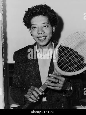 Althea Gibson, joueuse de tennis américaine africaine, Half-length Portrait holding Tennis Racquet, par Fred Palumbo, New York World-Telegram et le Soleil, Collection de journaux, 1956 Banque D'Images