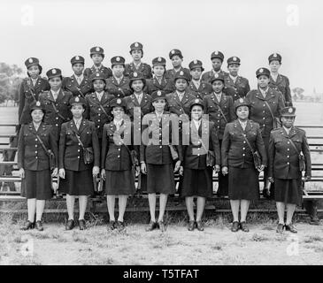 Portrait de groupe du premier afro-américain d'infirmières affectées à Théâtre d'opérations européen durant la Seconde Guerre mondiale arrivent en Angleterre, le 21 août 1944 Banque D'Images