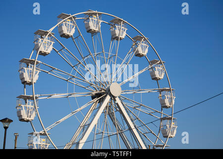 Grande roue contre le ciel bleu clair Banque D'Images