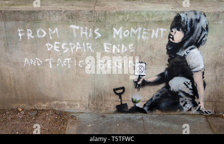 Une nouvelle murale graffiti Banksy a comparu à Marble Arch après le départ de l'extinction la rébellion des manifestants. Banque D'Images