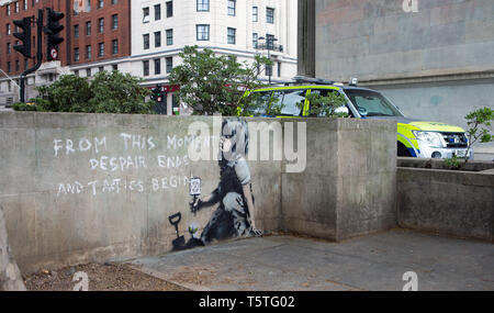 Une nouvelle murale graffiti Banksy a comparu à Marble Arch après le départ de l'extinction la rébellion des manifestants. Banque D'Images