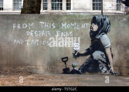 Une nouvelle murale graffiti Banksy a comparu à Marble Arch après le départ de l'extinction la rébellion des manifestants. Banque D'Images