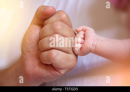 Bebe Fille Main Poing Ferme Photo Stock Alamy